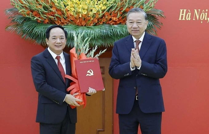 Tổng Bí thư Tô Lâm trao quyết định điều động giữ chức Trưởng ban Tuyên giáo và Dân vận Trung ương cho đại tướng Trịnh Văn Quyết. Ảnh: Hoàng Phong