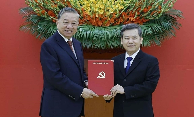 Tổng Bí thư Tô Lâm trao quyết định của Bộ Chính trị cho ông Lê Minh Trí. Ảnh: Hoàng Phong