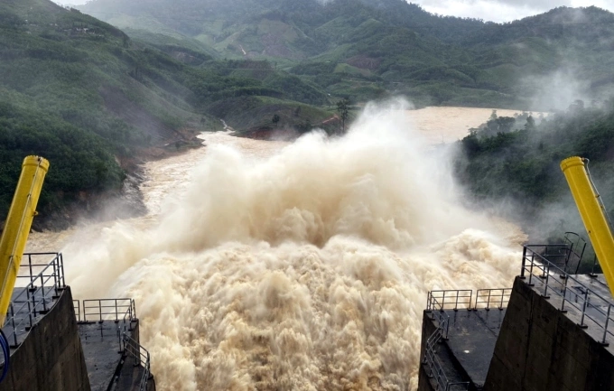 Thủy điện Đăk Mi 4 vận hành xả lũ. Ảnh: Đắc Thành