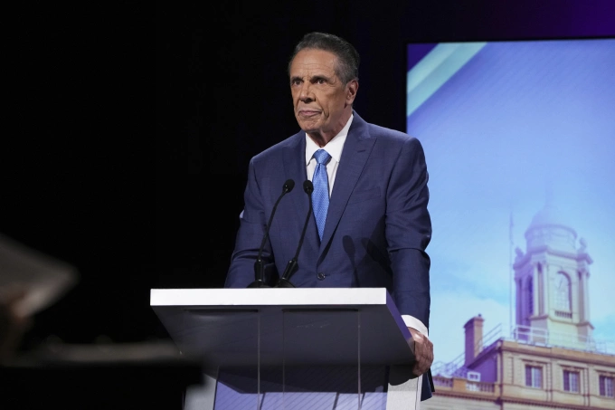 Ông Andrew Cuomo trong cuộc tranh luận giữa các ứng viên thị trưởng New York hôm 22/10. Ảnh: AP