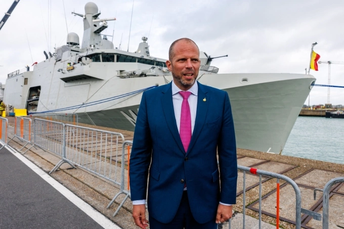 Bộ trưởng Quốc phòng và Ngoại thương Theo Francken trả lời báo chí tại lễ tiếp nhận tàu chống thủy lôi M940 Oostende do Pháp chế tạo, ngày 3/11, tại căn cứ hải quân Zeebrugge. Ảnh: AFP
