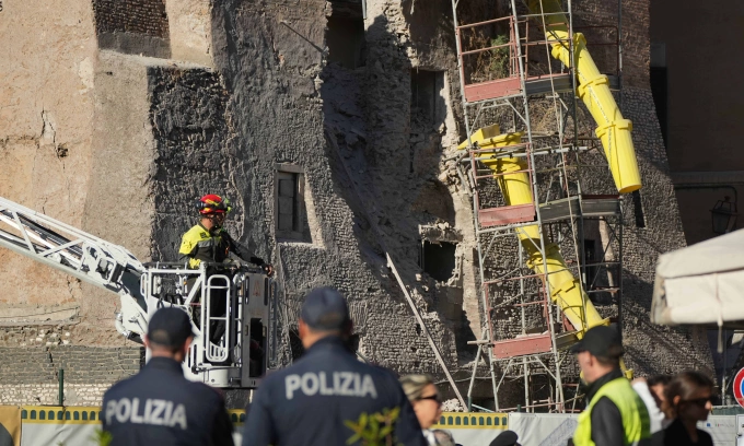 Lực lượng cứu hộ làm việc tại hiện trường vụ sập tháp cổ ở Rome, Italy hôm 3/11. Ảnh: AP