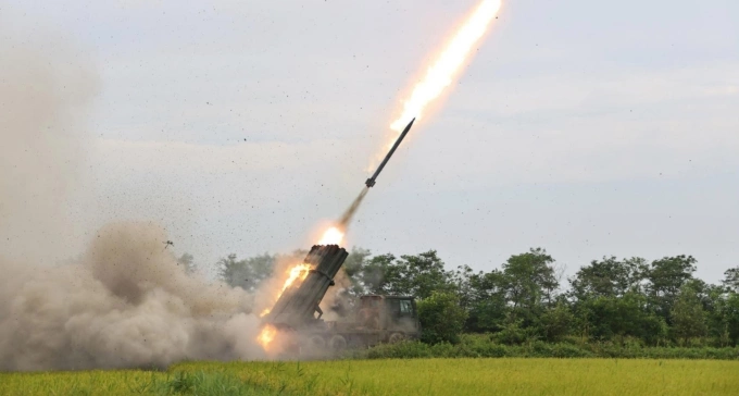 Pháo phản lực phóng loạt 240 mm phiên bản nâng cấp của Triều Tiên được thử nghiệm ngày 27/8/2024. Ảnh: Rodoong Sinmun