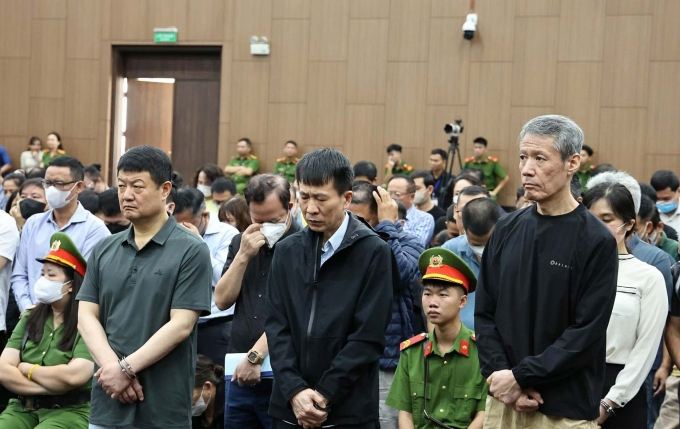 Từ trái qua: bị cáo Cho Choo Keun, Phan Trường Giang và Choi Jin Bok bị cáo buộc tổ chức đánh bạc. Ảnh: Danh Lam