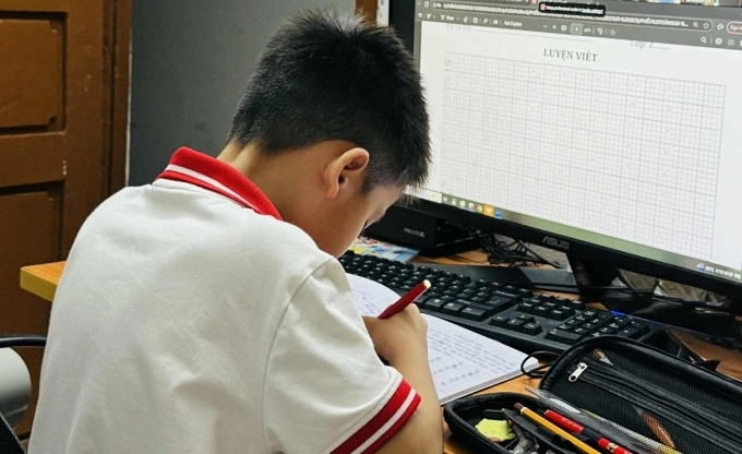 Một học sinh học bài ở nhà tại Hà Nội, tháng 10/2025. Ảnh: Nhật Minh