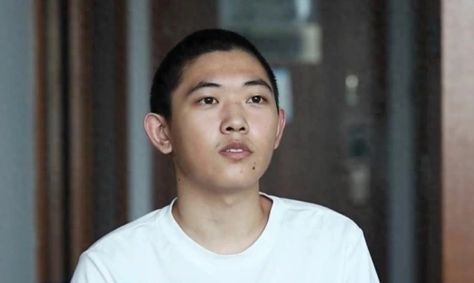 Hồ Nhất Khiếu chia sẻ câu chuyện bị lừa bán sang Myanmar. Ảnh: CCTV