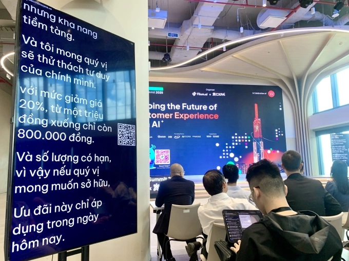 Màn hình hiển thị phụ đề với bản dịch từ Cabin AI, đồng thời cho phép người dùng có thể quét mã QR để xem trên điện thoại. Ảnh: NVCC