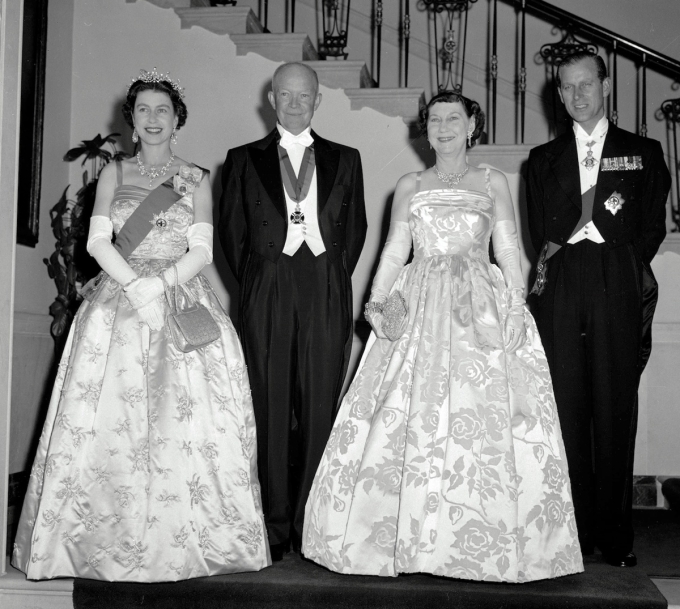 Nữ hoàng Anh Elizabeth II (ngoài cùng bên trái) và phu quân, Hoàng thân Philip, chụp ảnh cùng Tổng thống Mỹ Dwight Eisenhower (ngoài cùng bên phải) và Đệ nhất phu nhân Mamie tại Nhà Trắng hồi tháng 10/1957. Ảnh: AP