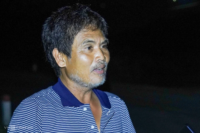 Ông Trần Quang Tính, chủ trang trại có hồ nước bị vỡ ở Tuy Phong trả lời báo chí, tối 3/11. Ảnh: Bùi Toàn