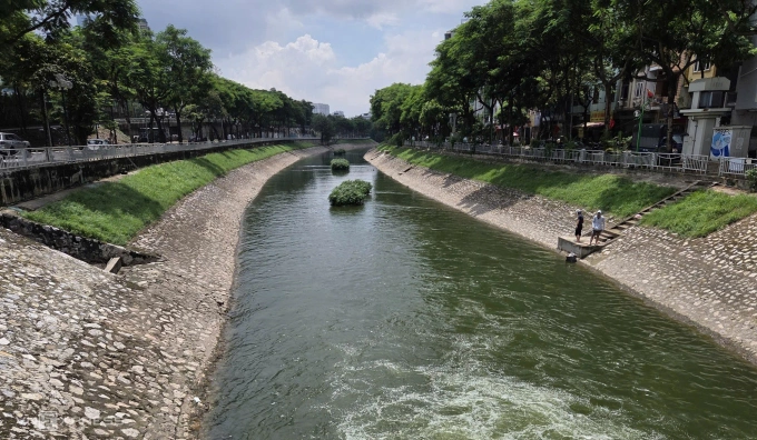 Sông Tô Lịch đoạn đầu đường Hoàng Quốc Việt, hôm 31/8. Ảnh: Võ Hải