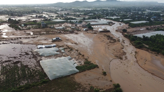 Nhiều nhà cừa, tài sản nhà dân ở xã Tuy Phong hư hại sau sự cố vỡ hồ nước trên núi, sáng 1/11. Ảnh: Bùi Toàn