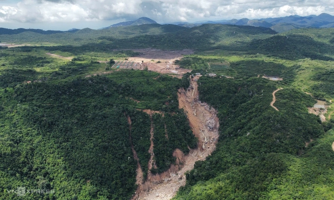 Khu vực hồ bị vỡ đê bao gây xói lở đất đá trôi xuống phía dưới khu vực dân cư. Ảnh: Quốc Toàn