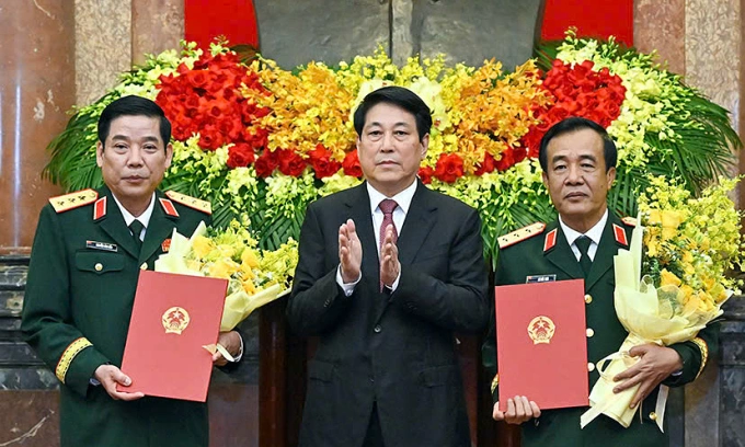 Chủ tịch nước Lương Cường trao quyết định thăng quân hàm từ Trung tướng lên Thượng tướng cho hai Thứ trưởng Quốc phòng Nguyễn Văn Gấu (bìa trái) và Lê Đức Thái, sáng 4/11. Ảnh: Hoàng Phong