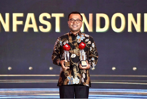 CEO VinFast Indonesia nhận hai giải thưởng tại lễ trao giải CNN Indonesia Awards 2025. Ảnh: VinFast