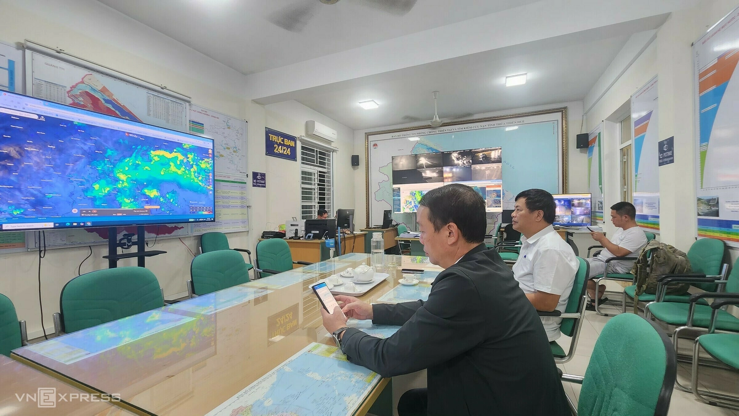 Chủ tịch TP Huế Phan Thiên Định túc trực tại trụ sở Chi cục Thủy lợi và Biến đổi khí hậu TP Huế để theo dõi mưa lũ, liên tục cập nhật diễn biến trên Facebook cá nhân. Ảnh:Võ Thạnh