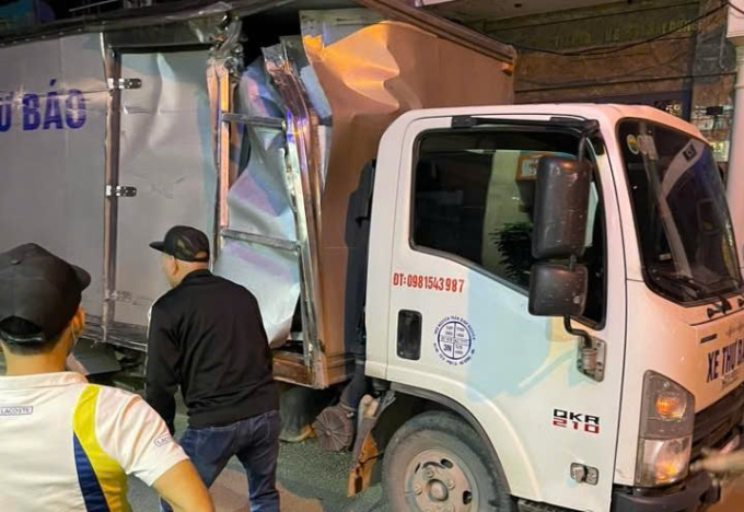 Chiếc xe tải bỏ lại trong ngõ phố Trương Định. Ảnh: Mai Anh