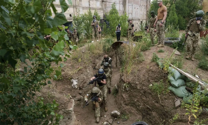 Binh sĩ Ukraine huấn luyện tại thao trường ở tỉnh Kiev ngày 16/7. Ảnh: AP