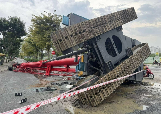 Hiện trường xe cầu 40 tấn bị lật. Ảnh: Giang Anh