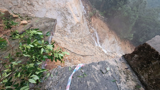 Mặt đường bị đứt gãy. Ảnh: Vũ Linh