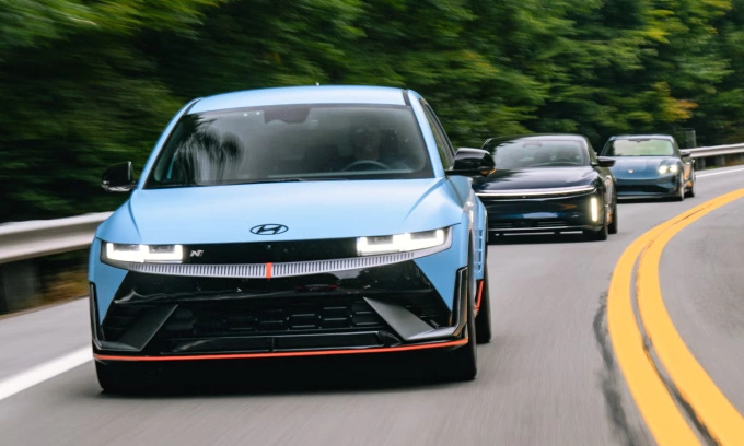 Hyundai Ioniq 5 N và phía sau là Lucid Air cùng Porsche Taycan là những xe điện đang bán tại Mỹ. Ảnh: DW Burnett