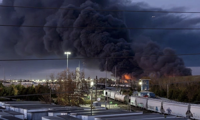 Khói đen bốc lên từ xác chiếc máy bay chở hàng UPS MD-11 sau khi nó rơi và phát nổ tại sân bay quốc tế Louisville, bang Kentucky, ngày 4/11. Ảnh: Reuters