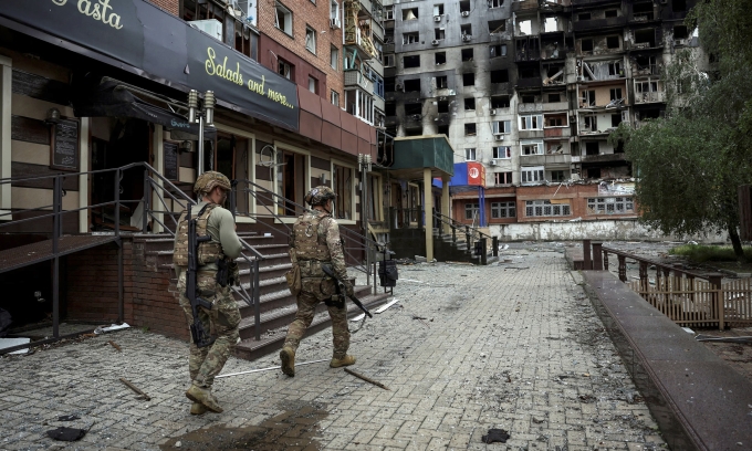 Các thành viên thuộc đơn vị Thiên thần Trắng của Ukraine chuyên sơ tán dân thường khỏi các thị trấn và làng mạc ở tiền tuyến kiểm tra một khu vực tại thành phố Pokrovsk, tỉnh Donetsk, hồi tháng 5. Ảnh: Reuters