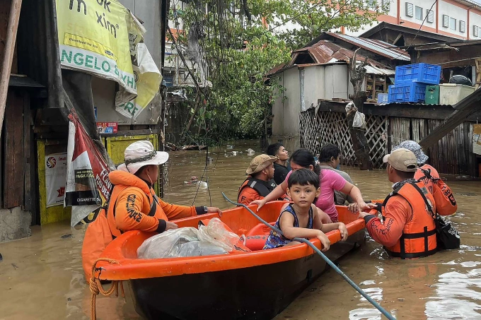 Cảnh sát biển Phillippines sơ tán dân khỏi những ngôi nhà bị ngập ở tỉnh Cebu ngày 4/11. Ảnh: AFP