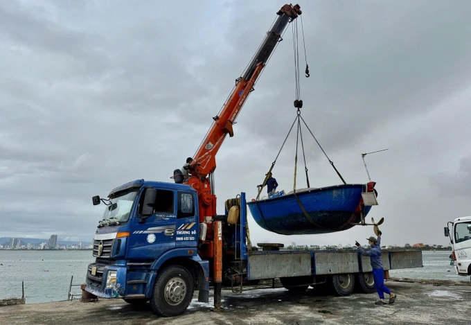 Tại Đà Nẵng, người dân cấp tập cẩu tàu thuyền tại khu vực dưới chân bán đảo Sơn Trà lên bờ để tránh bão. Ảnh: Nguyễn Đông