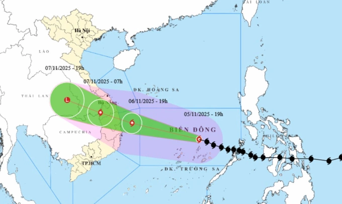 Dự báo đường đi và khu vực ảnh hưởng của bão lúc 19h ngày 5/11. Ảnh: NCHMF