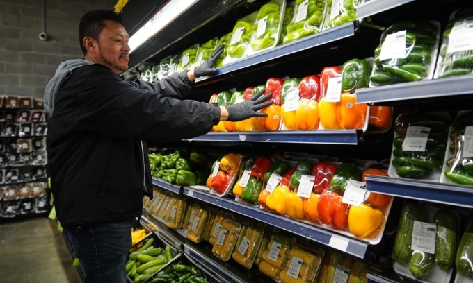Nhân viên một cửa hàng tạp hóa bày lên kệ những mặt hàng được hỗ trợ bởi chương trình SNAP tại Baltimore hôm 30/10. Ảnh: AP