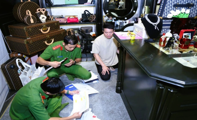 Cơ quan điều tra khám xét nhà của ông Nguyễn Quốc Vũ. Ảnh: Thái Hà