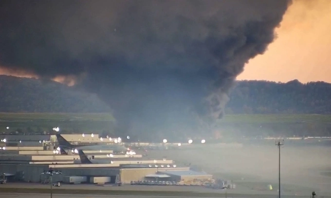 Cột khói bốc lên tại sân bay thành phố Louisville, bang Kentucky, sau tai nạn ngày 4/11. Ảnh: CNN