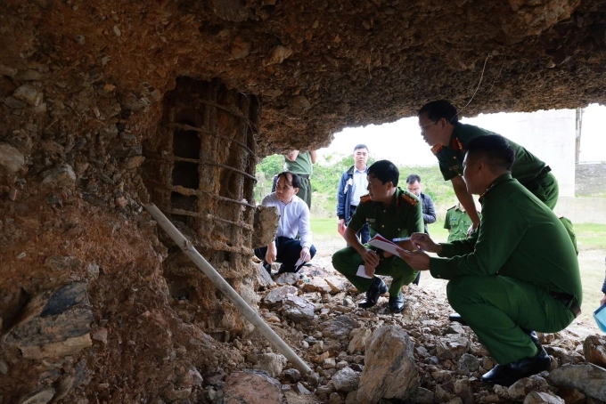 Móng cọc cầu sông Lô lộ ra cốt thép rỉ sét, mất hoàn toàn lớp bê tông bảo vệ. Ảnh: Công an cung cấp