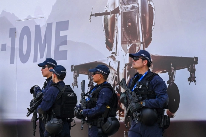 Cảnh sát Singapore tuần tra bên ngoài khu vực triển lãm hàng không tháng 2/2024. Ảnh: AFP