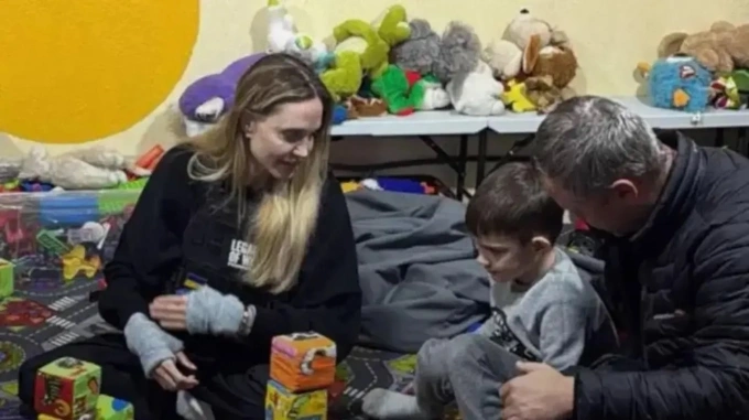 Angelina Jolie thăm một trung tâm thiếu nhi tại Kherson ngày 4/11. Ảnh: UNN