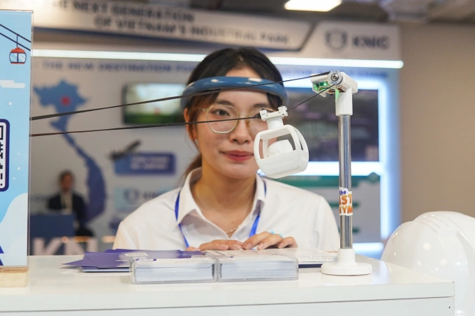 Mô hình được Brain-Life dùng để mô phỏng sức mạnh của não được trưng bày tại một sự kiện tháng 10/2025, trong đó người dùng đeo vòng và điều khiển thiết bị từ xa. Ảnh: Lưu Quý