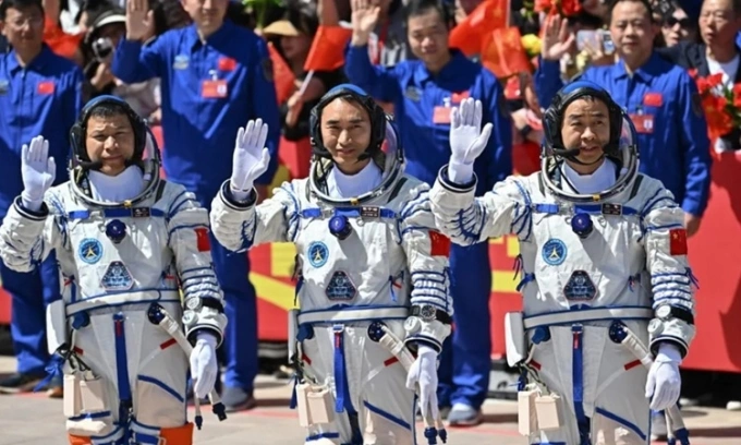 Ba phi hành gia Wang Jie (trái), Chen Zhongrui (giữa), Chen Dong (phải) sẽ ở lại trạm Thiên Cung lâu hơn dự kiến do sự cố va chạm với mảnh rác vũ trụ. Ảnh: AFP