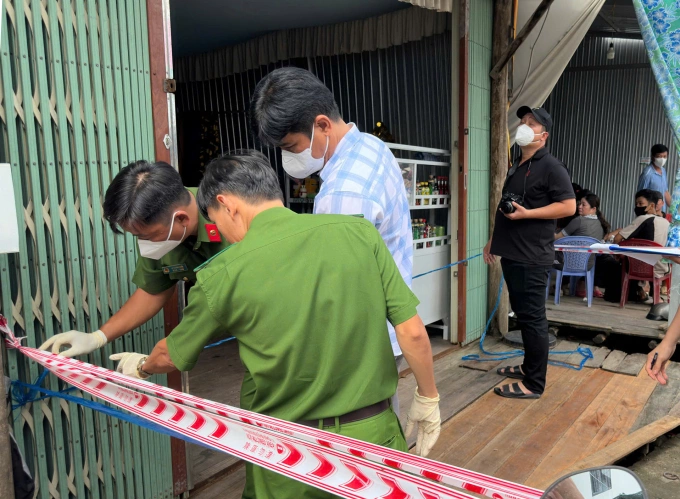 Cảnh sát khám nghiệm hiện trường, điều tra vụ việc. Ảnh: Anh Minh