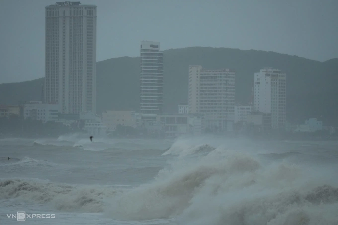 Khu vực Quy Nhơn, Gia Lai đã có gió cấp 8, sóng biển dâng cuồn cuộn. Ảnh: Minh Hoàng