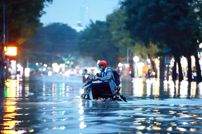 [Triều cường khiến nước ngập đến yên xe học sinh trên đường Đặng Thùy Trâm, phường Bình Lợi Trung (quận Bình Thạnh cũ), chiều 5/11. Ảnh: Đức Đồng