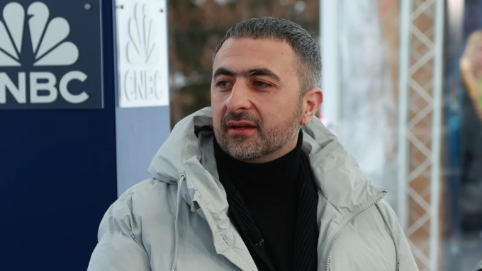 Mustafa Suleyman phát biểu trong chương trình Squawk Box của CNBC tại Thụy Sĩ năm 2024. Ảnh: CNBC