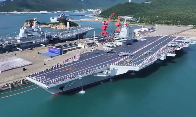 Tàu sân bay Phúc Kiến trong lễ biên chế tại Tam Á, Hải Nam, Trung Quốc ngày 6/11. Ảnh: CCTV