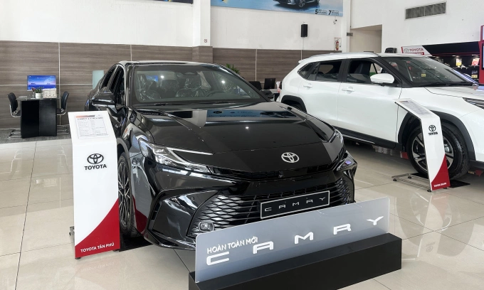 Camry tại một đại lý Toyota ở TP HCM. Ảnh: Thành Nhạn