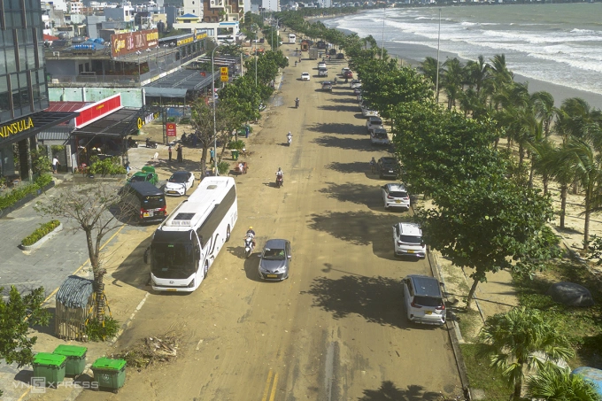 Cát biển phủ kín 3km đường Võ Nguyên Giáp - Hoàng Sa, TP Đà Nẵng, sáng 7/11. Ảnh: Nguyễn Đông