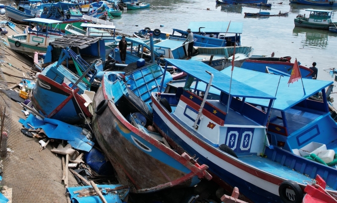 Hàng trăm chiếc tàu, ghe bị sóng đánh dạt bờ hư hỏng nằm chồng chất lên nhau ở làng chài Vũng Chào, sáng 7/11. Ảnh: Đình Văn