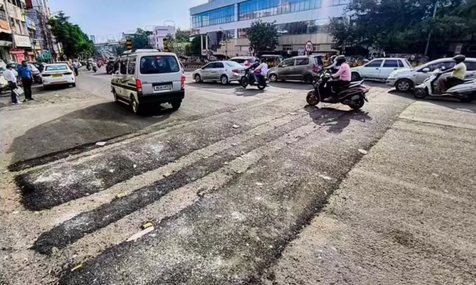 Bốn gờ giảm tốc, với hai lớn và hai nhỏ xen kẽ, không được sơn phản quang trên đường cầu vượt Sitabuldi ở Nagpur. Ảnh: TOI