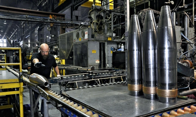 Dây chuyền sản xuất đạn pháo 155 mm tại nhà máy ở Pennsylvania, Mỹ năm 2024. Ảnh: AFP