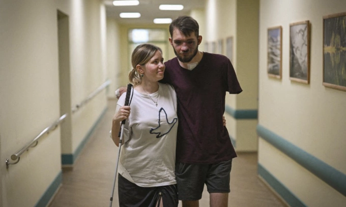 Quân nhân Ukraine bị mất một tay được điều trị ở bệnh viện tại Kiev hôm 31/8. Ảnh: AFP