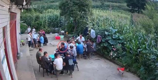 Hùng Triều thản nhiên đến nhà nạn nhân ăn uống, vờ tham gia tìm kiếm để đánh lạc hướng điều tra. Ảnh: Chinanews