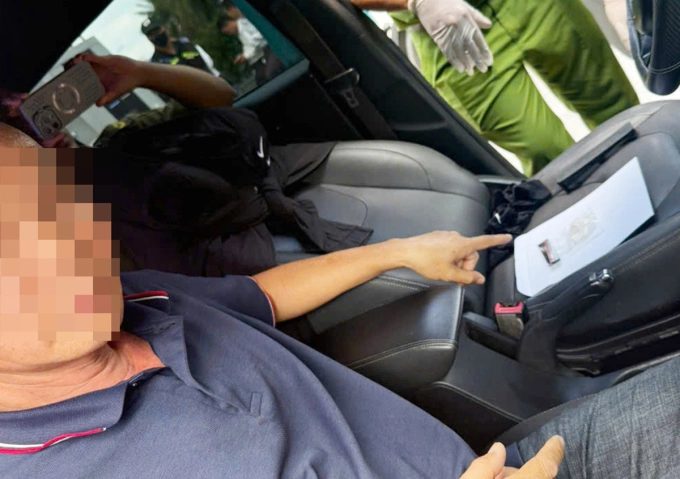 Cảnh sát kiểm tra ma túy trong taxi công nghệ. Ảnh: Công an TP HCM